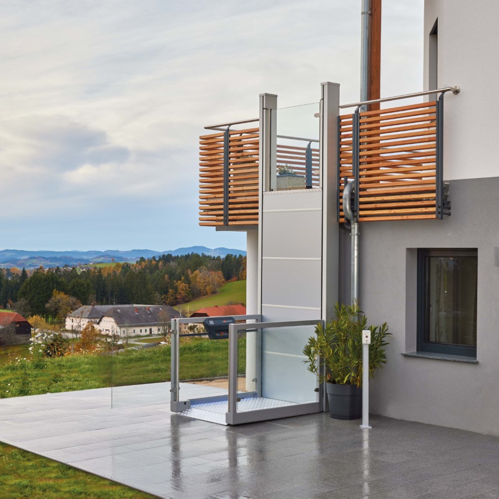 Senkrechtlift für Etage im Außenbereich