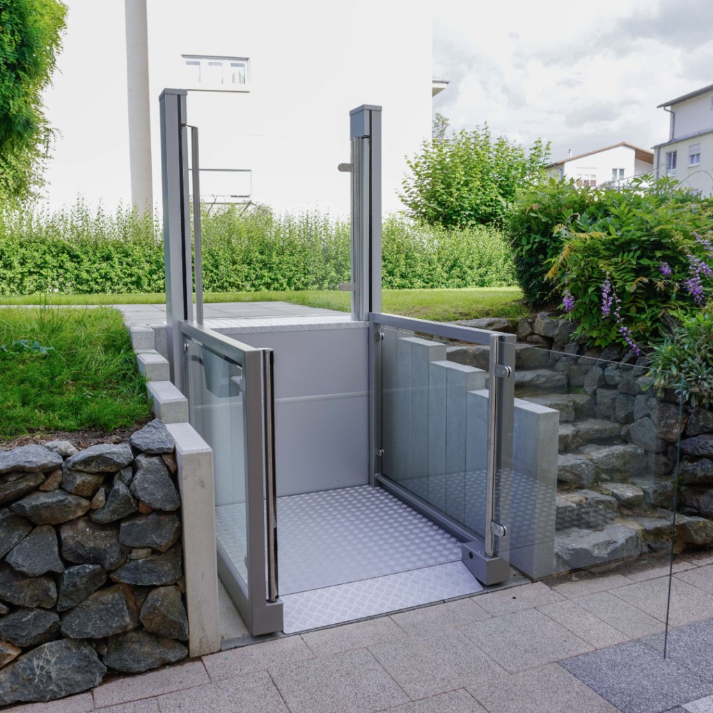 Senkrechtlift für Podest im Außenbereich