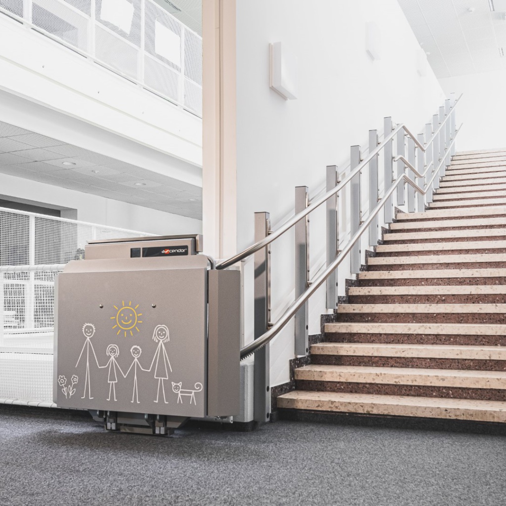 Plattform-Treppenlift mit Plattform zusammengeklappt