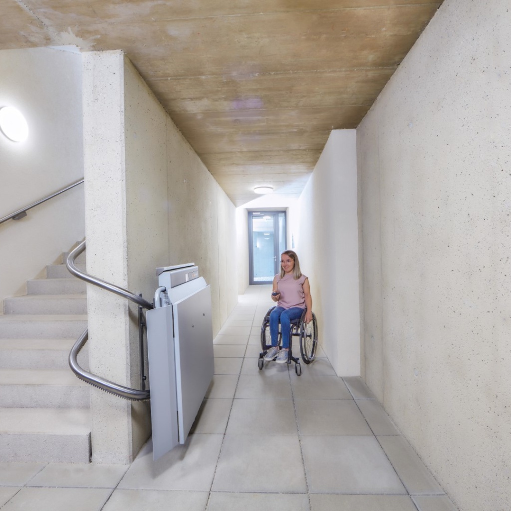 Plattform-Treppenlift mit unterer Haltestelle mit 180°-Parkkurve