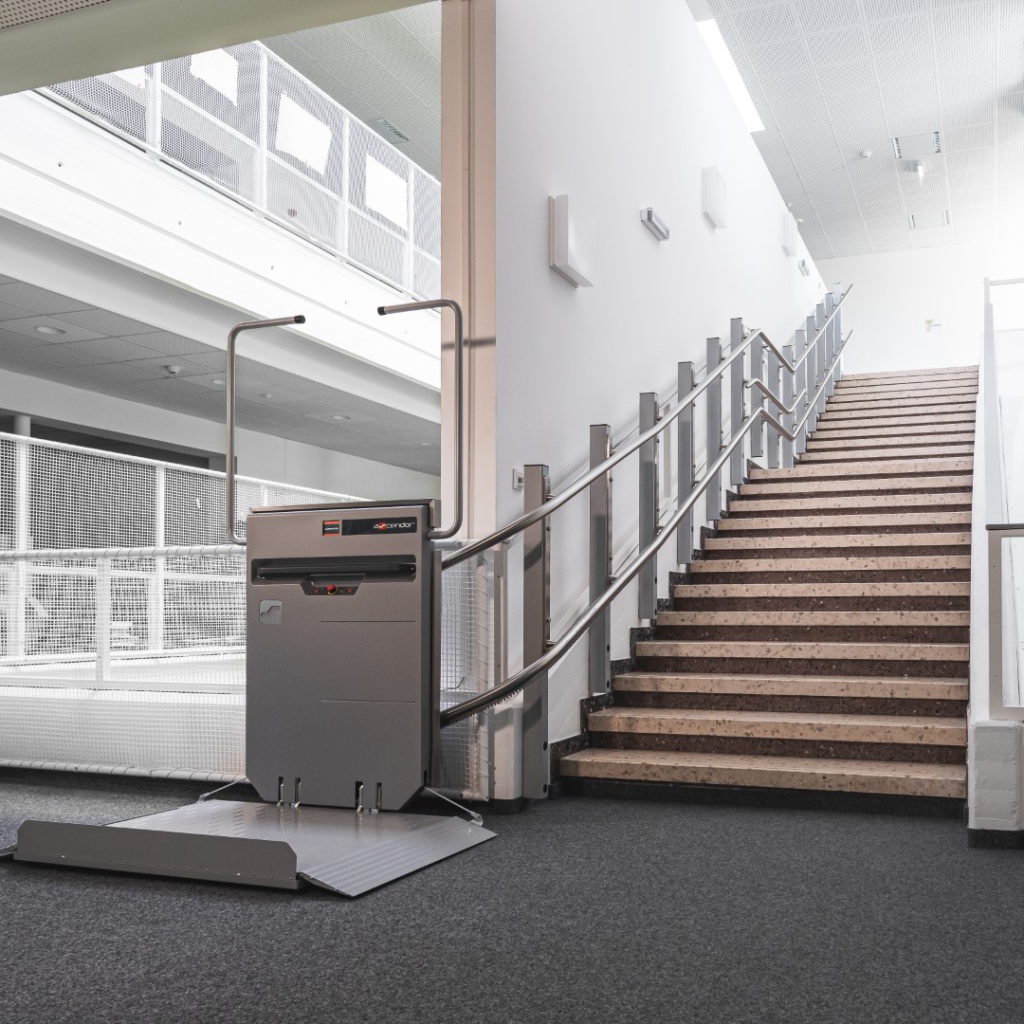 Plattform-Treppenlift mit untere Haltestelle mit 90°-Parkkurve