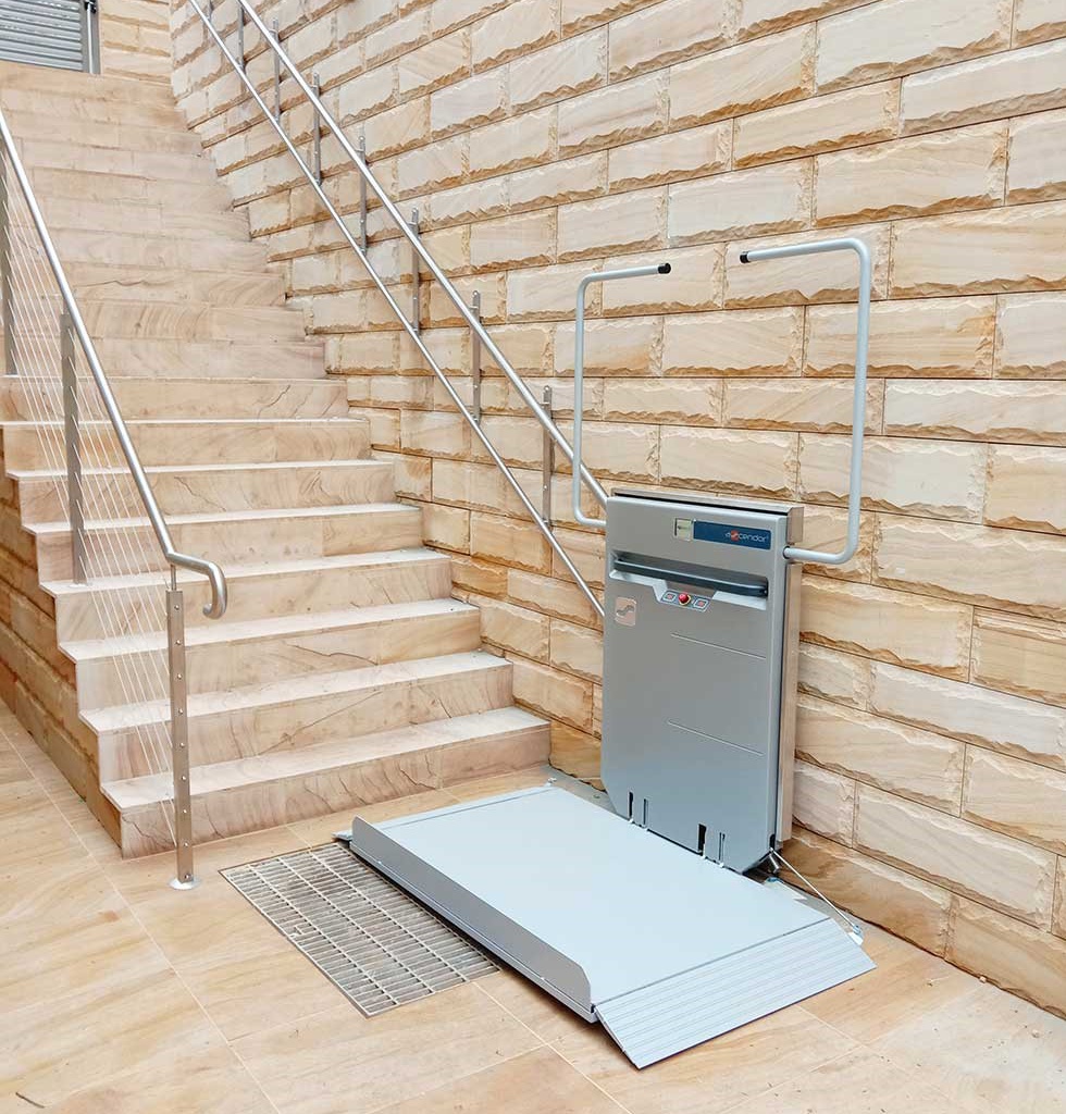 Plattform-Treppenlift mit unterer Haltestelle vor der Treppe