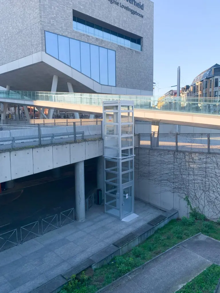 Homelift im Glasschacht im Außenbereich