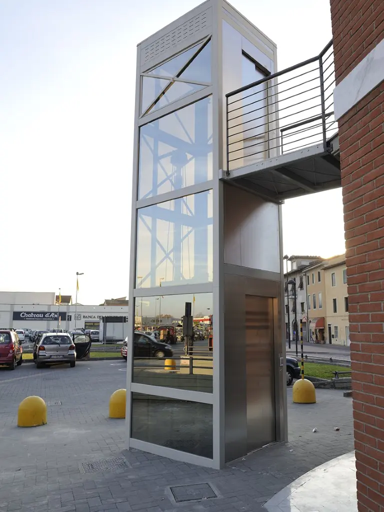 Homelift im Glasschacht im Außenbereich