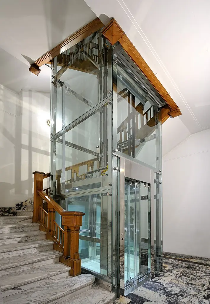 Homelift im Glasschacht im Innenbereich