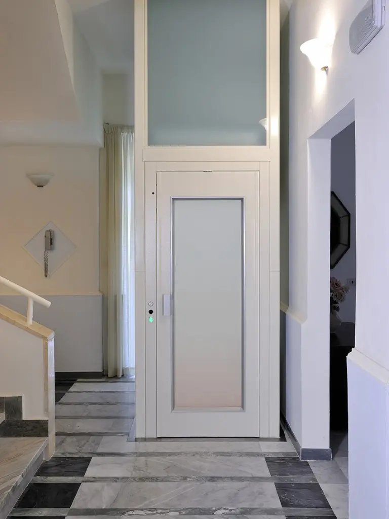 Homelift im Glasschacht im Innenbereich