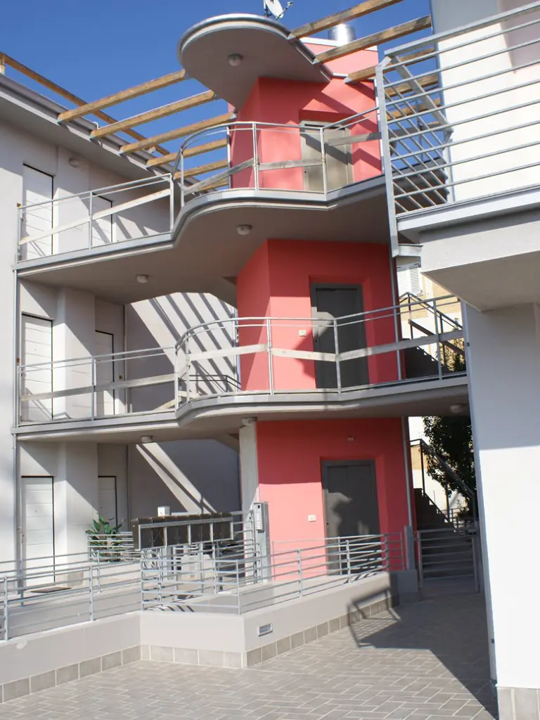 Homelift im Mauerschacht im Außenbereich